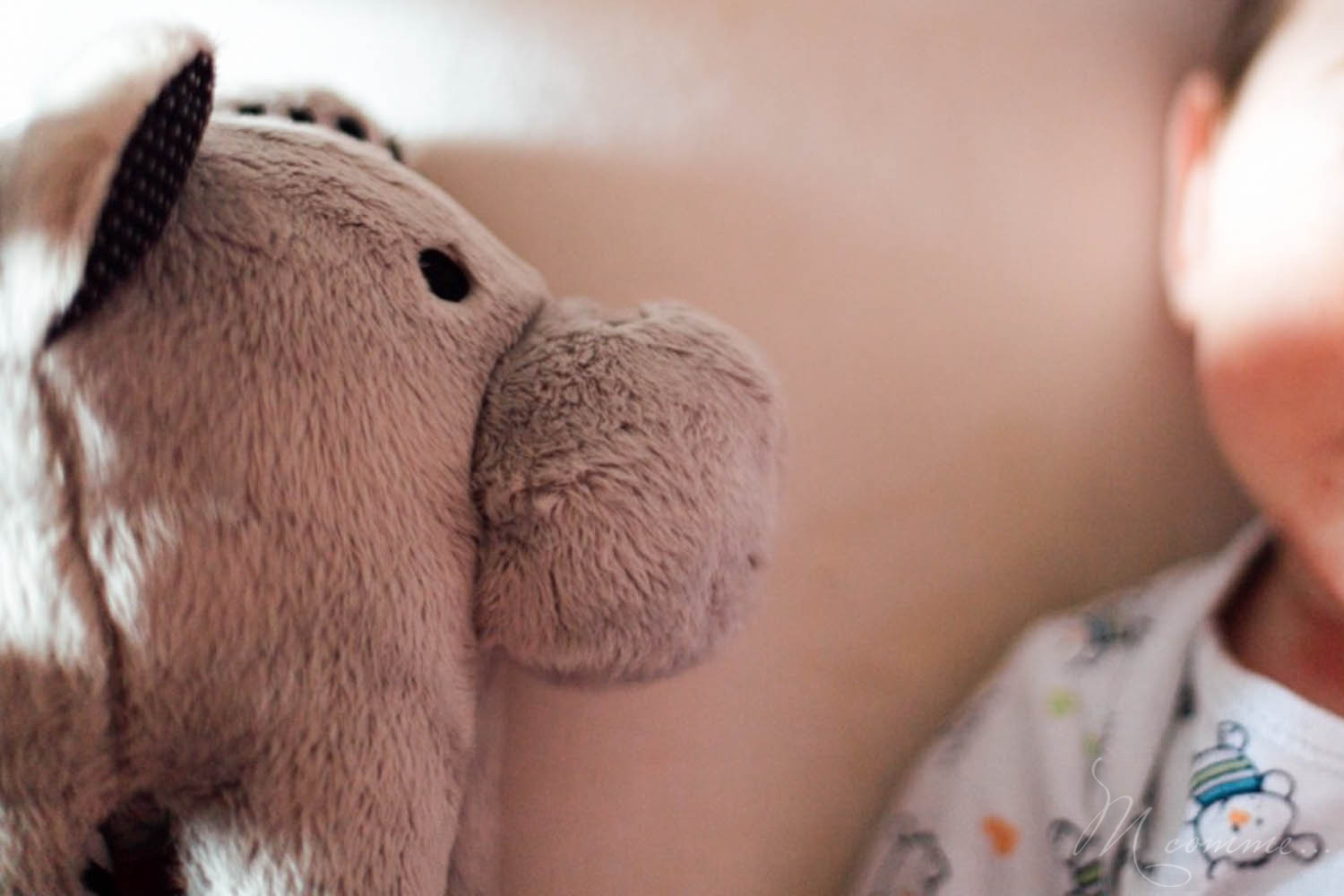 Comment réussir à coucher bébé sereinement : comprendre l’importance de la permanence de l’objet pour un rituel du coucher réussi. #sommeil #rituel #rituelducoucher #permanencedelobjet #objettransitionnel #doudou #peluche #biendormir #troublesdusommeil #angoisses #angoissedeseparation #nuitdesommeil #veilleuse #berceuse rituel du coucher et permanence de l'objet