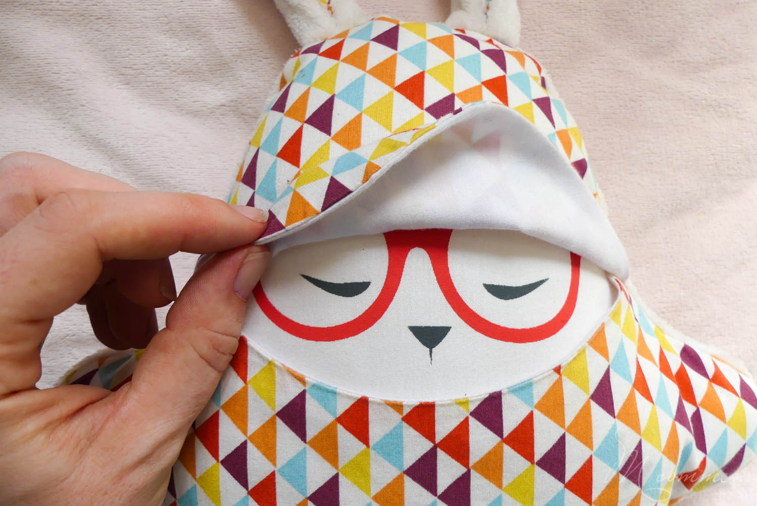 Comment réussir à coucher bébé sereinement : comprendre l’importance de la permanence de l’objet pour un rituel du coucher réussi. #sommeil #rituel #rituelducoucher #permanencedelobjet #objettransitionnel #doudou #peluche #biendormir #troublesdusommeil #angoisses #angoissedeseparation #nuitdesommeil #veilleuse #berceuse rituel du coucher peluche mimi bergamote bimidoux