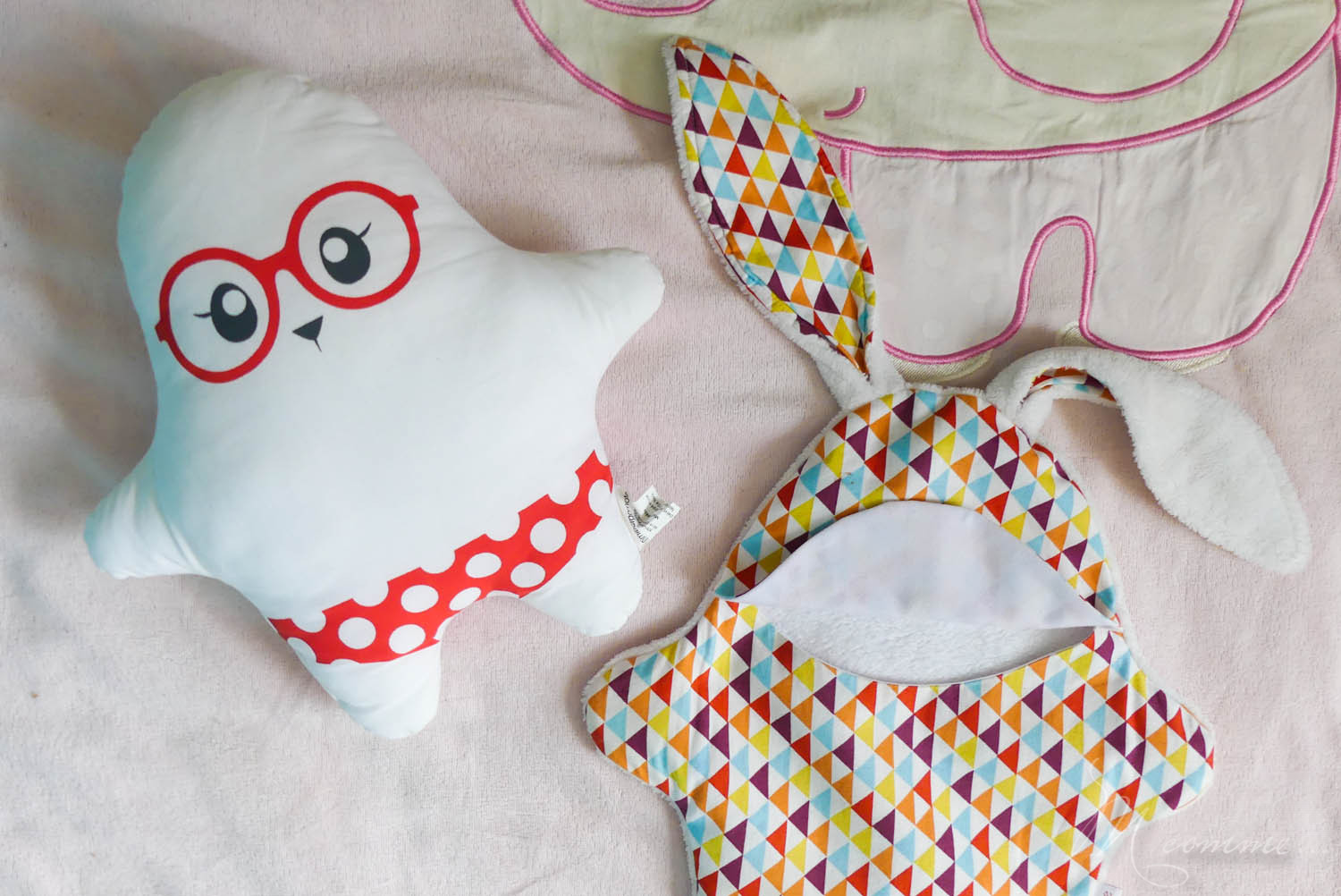 Comment réussir à coucher bébé sereinement : comprendre l’importance de la permanence de l’objet pour un rituel du coucher réussi. #sommeil #rituel #rituelducoucher #permanencedelobjet #objettransitionnel #doudou #peluche #biendormir #troublesdusommeil #angoisses #angoissedeseparation #nuitdesommeil #veilleuse #berceuse rituel du coucher peluche ludo éducative bimidoux mimi bergamote