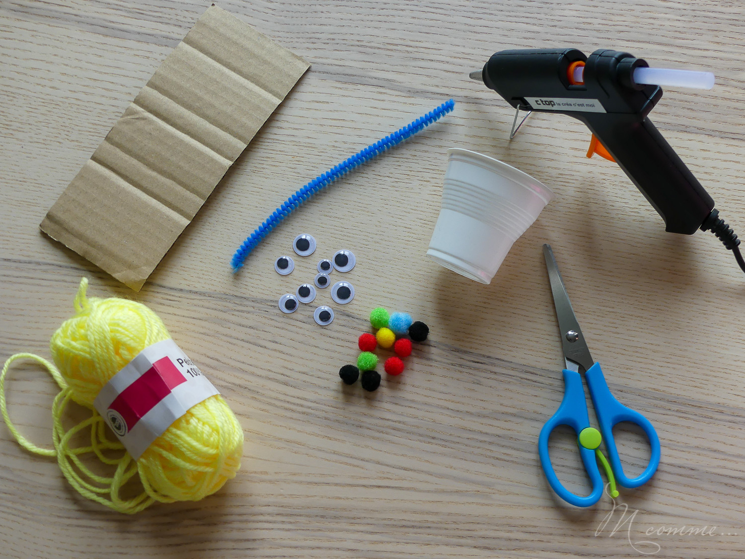 Voici une activité d'Halloween simple avec de la laine et des pompons pour créer des monstres rigolos qui serviront en décoration le soir de la fête ! #halloween #tuto #diy #activite #monstre #laine #pompon #enfants #decoration Activité Halloween monstres en laine
