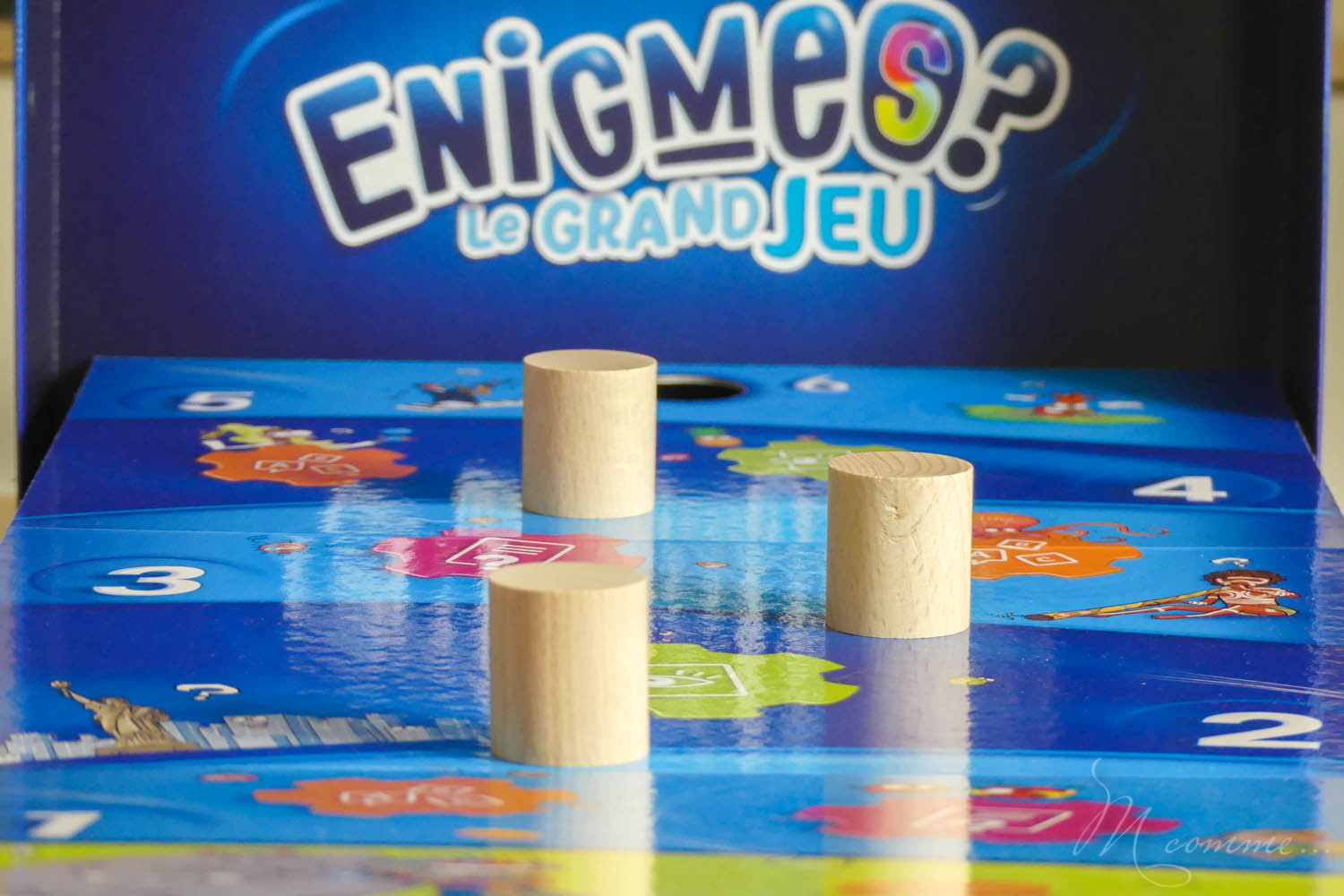 Nous avons découvert Enigmes? Le grand jeu de Bioviva et les jeux de voyage Enigmes? Espace et Préhistoire. On vous donne notre avis ! #bioviva #jeu #jeuxdesociete #jeudeplateau #enfants #jeuxdevoyage #voyage #nomade #enfamille Enigmes Le grand Jeu Jeu de société pour enfants Bioviva