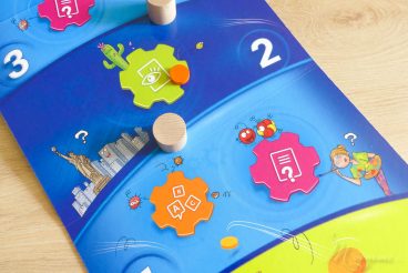 Nous avons découvert Enigmes? Le grand jeu de Bioviva et les jeux de voyage Enigmes? Espace et Préhistoire. On vous donne notre avis ! #bioviva #jeu #jeuxdesociete #jeudeplateau #enfants #jeuxdevoyage #voyage #nomade #enfamille Jeu de société pour enfants Enigmes Bioviva