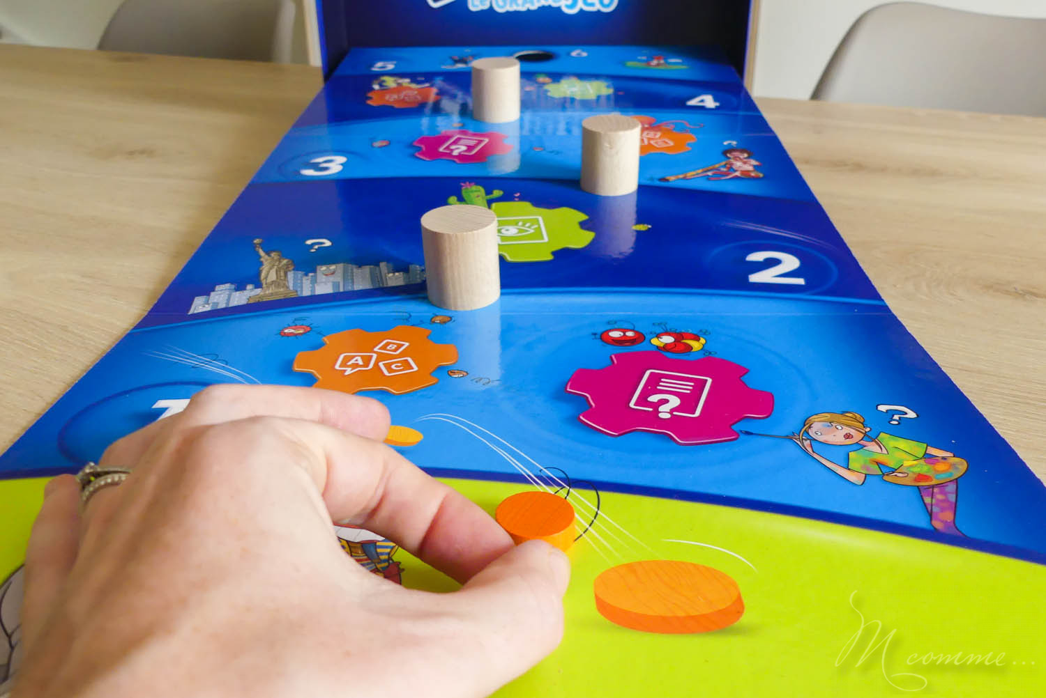 Nous avons découvert Enigmes? Le grand jeu de Bioviva et les jeux de voyage Enigmes? Espace et Préhistoire. On vous donne notre avis ! #bioviva #jeu #jeuxdesociete #jeudeplateau #enfants #jeuxdevoyage #voyage #nomade #enfamille Jeu de société pour enfants Enigmes le grand jeu Bioviva