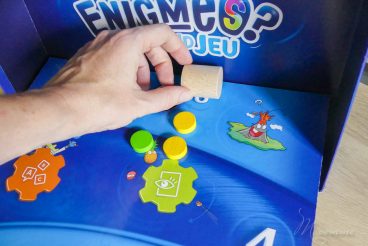 Nous avons découvert Enigmes? Le grand jeu de Bioviva et les jeux de voyage Enigmes? Espace et Préhistoire. On vous donne notre avis ! #bioviva #jeu #jeuxdesociete #jeudeplateau #enfants #jeuxdevoyage #voyage #nomade #enfamille Jeu de société enfants Enigmes Bioviva