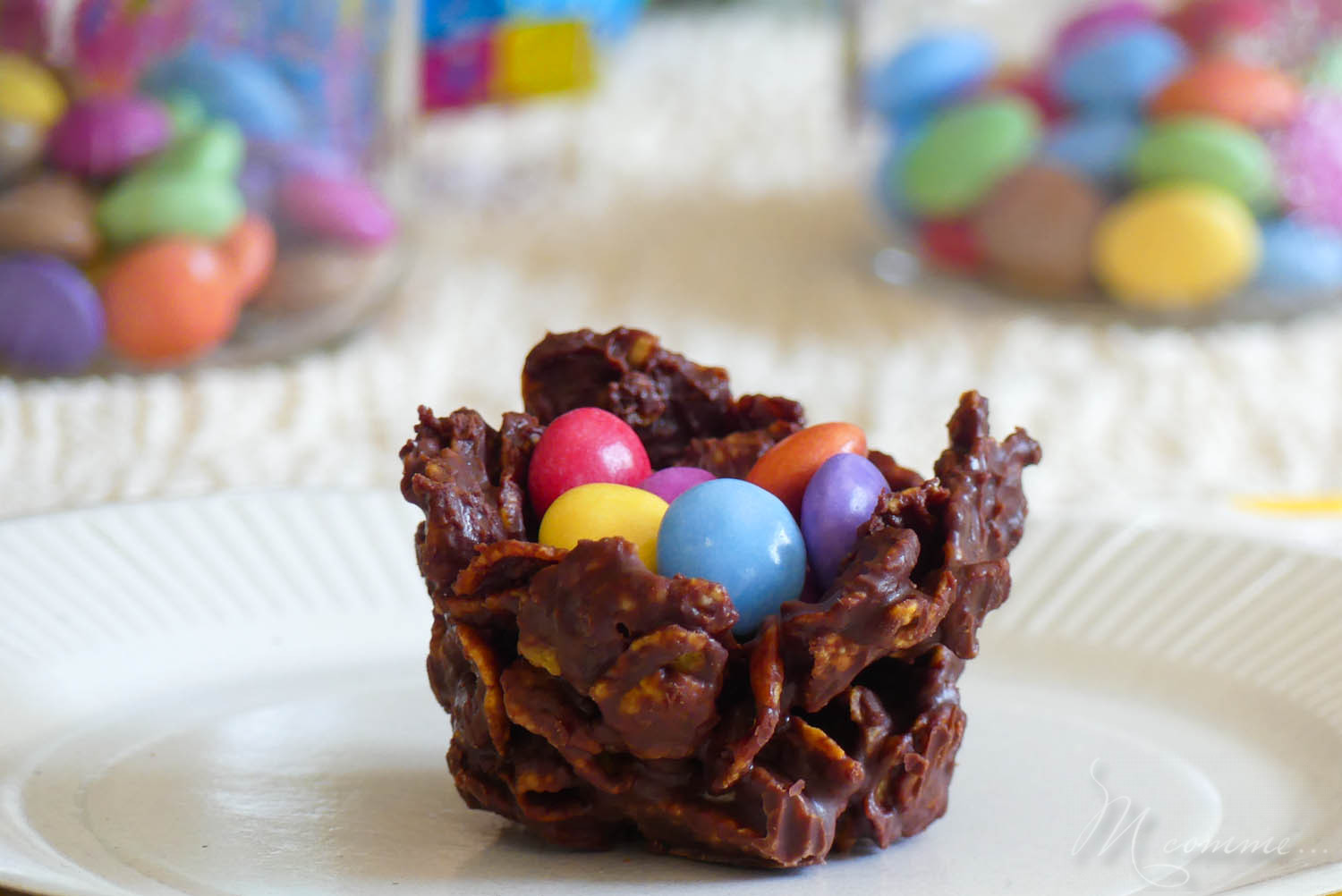 Ces petits nids de Pâques croustillants au chocolat sont parfaits pour décorer la table du goûter le jour de la chasse aux œufs ! Une recette simple et rapide. #nidsdepaques #nidscroustillants #nidscroustillantschocolat #recettedepaques #paques #easter #recette #nids #oeufsdepaques #oeufs #cornflakes #chocolat Petits nids de Pâques croustillants au chocolat