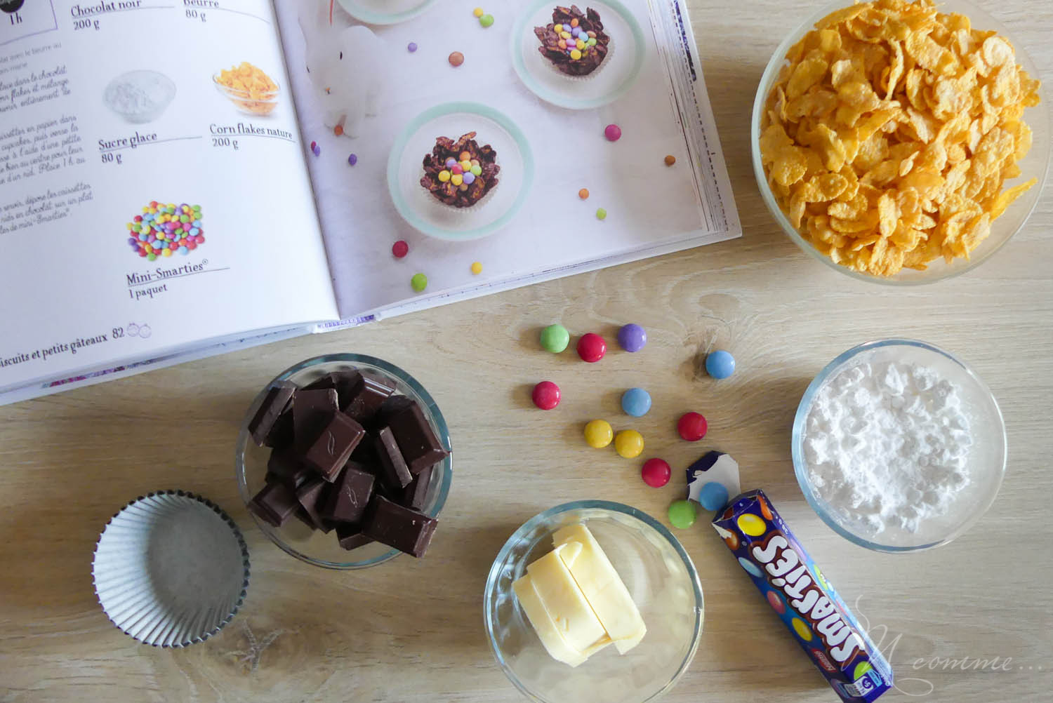 Ces petits nids de Pâques croustillants au chocolat sont parfaits pour décorer la table du goûter le jour de la chasse aux œufs ! Une recette simple et rapide. #nidsdepaques #nidscroustillants #nidscroustillantschocolat #recettedepaques #paques #easter #recette #nids #oeufsdepaques #oeufs #cornflakes #chocolat petits nids de Pâques croustillants au chocolat