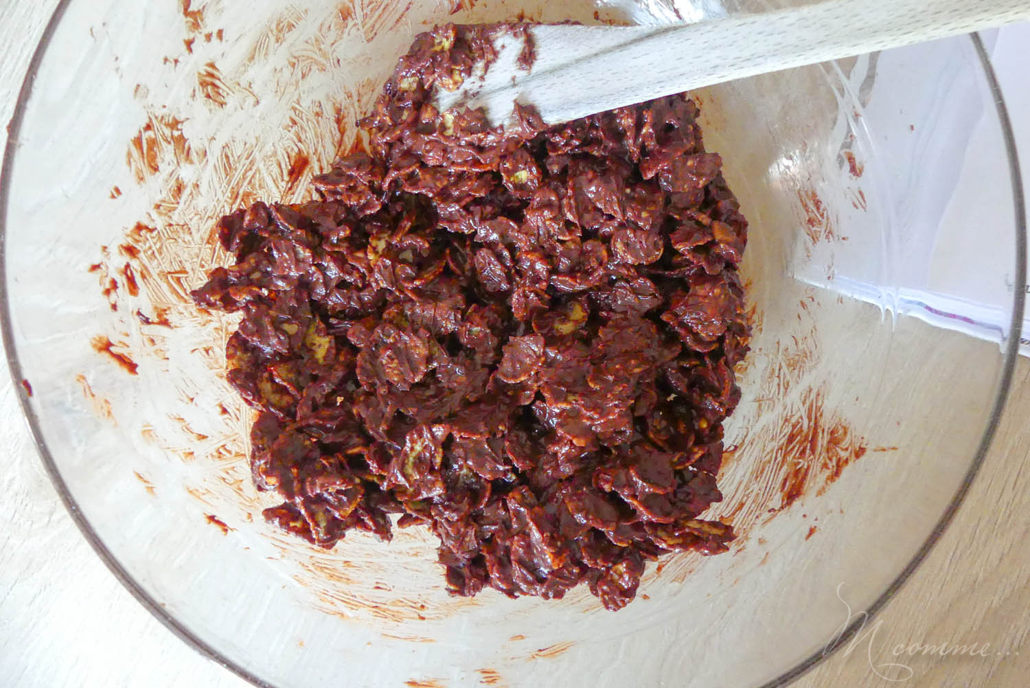 Ces petits nids de Pâques croustillants au chocolat sont parfaits pour décorer la table du goûter le jour de la chasse aux œufs ! Une recette simple et rapide. #nidsdepaques #nidscroustillants #nidscroustillantschocolat #recettedepaques #paques #easter #recette #nids #oeufsdepaques #oeufs #cornflakes #chocolat recette nids de pâques céréales corn flakes