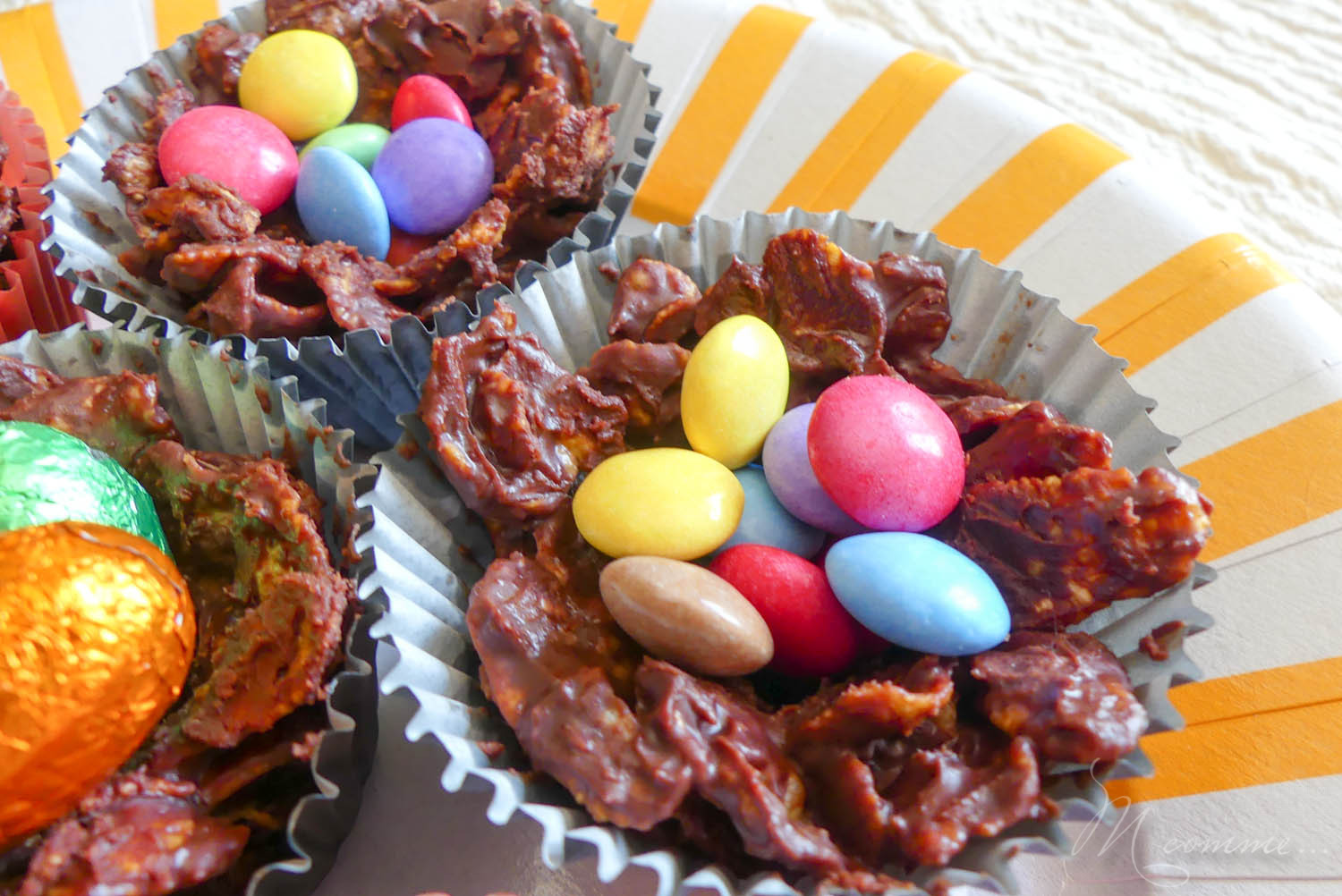 Ces petits nids de Pâques croustillants au chocolat sont parfaits pour décorer la table du goûter le jour de la chasse aux œufs ! Une recette simple et rapide. #nidsdepaques #nidscroustillants #nidscroustillantschocolat #recettedepaques #paques #easter #recette #nids #oeufsdepaques #oeufs #cornflakes #chocolat recette Pâques nids chocolat corn flakes