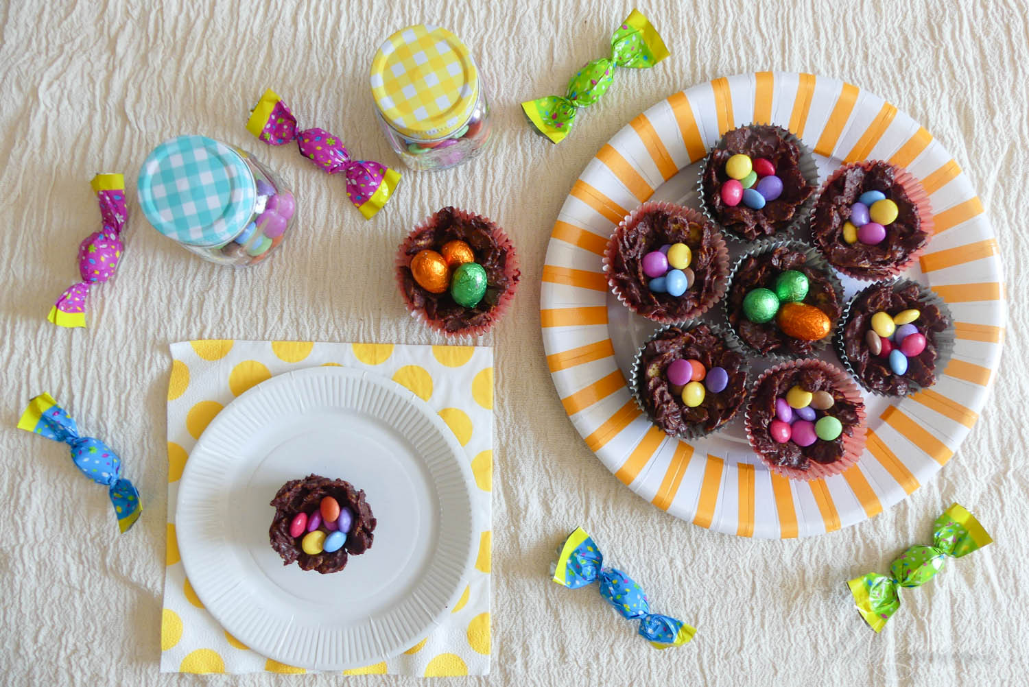 Ces petits nids de Pâques croustillants au chocolat sont parfaits pour décorer la table du goûter le jour de la chasse aux œufs ! Une recette simple et rapide. #nidsdepaques #nidscroustillants #nidscroustillantschocolat #recettedepaques #paques #easter #recette #nids #oeufsdepaques #oeufs #cornflakes #chocolat recette de pâques nids croustillants Corn Flakes