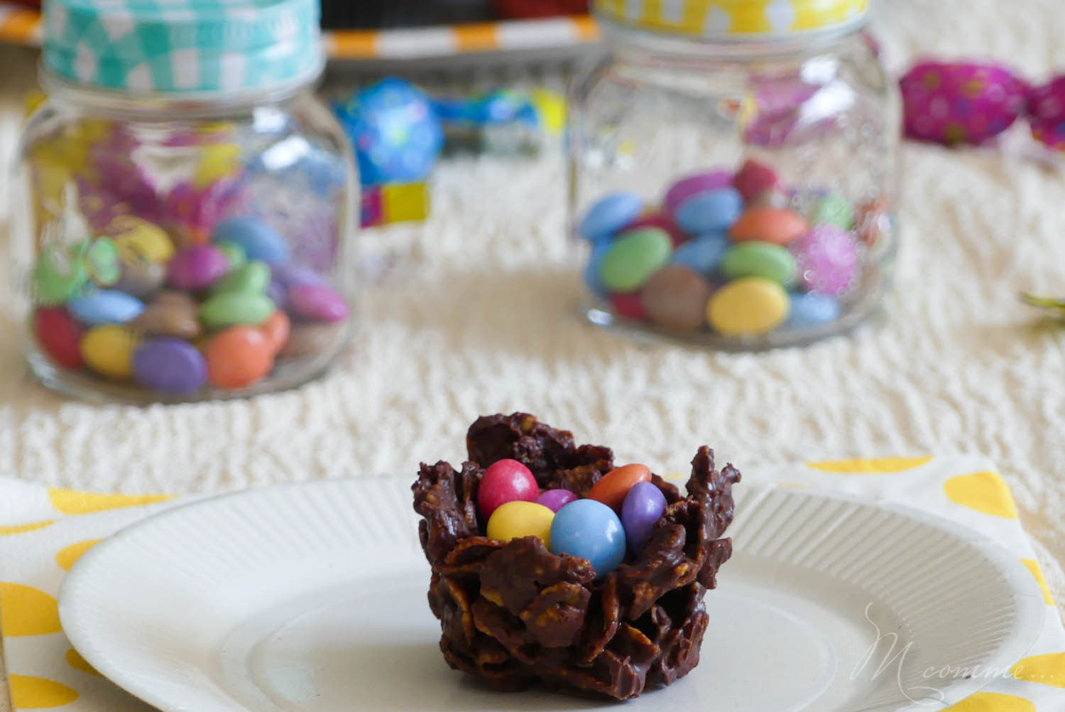 Ces petits nids de Pâques croustillants au chocolat sont parfaits pour décorer la table du goûter le jour de la chasse aux œufs ! Une recette simple et rapide. #nidsdepaques #nidscroustillants #nidscroustillantschocolat #recettedepaques #paques #easter #recette #nids #oeufsdepaques #oeufs #cornflakes #chocolat Recette de Pâques croutillants au chocolat et Corn Flakes