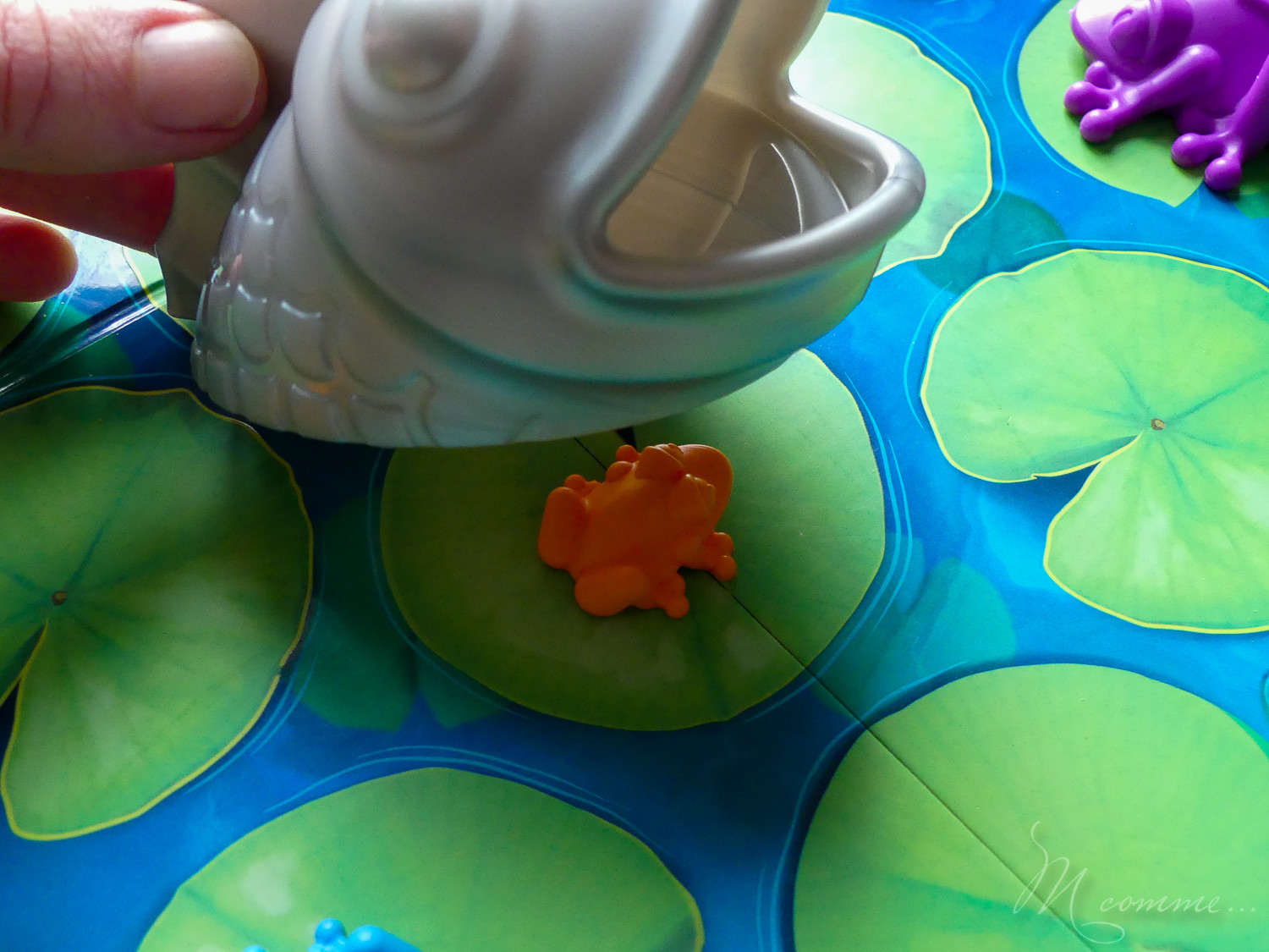 Entre stratégie et retournement de situation, je vous présente L’Odyssée des grenouilles : un jeu familial signé Smartgames pour petits et grands. #odysseedesgrenouilles #smartgames #famille #jeu #familial #jeudesociete #jeudeplateau #enfants  Odyssée de sgrenouilles smartgames jeu pour jouer en famille