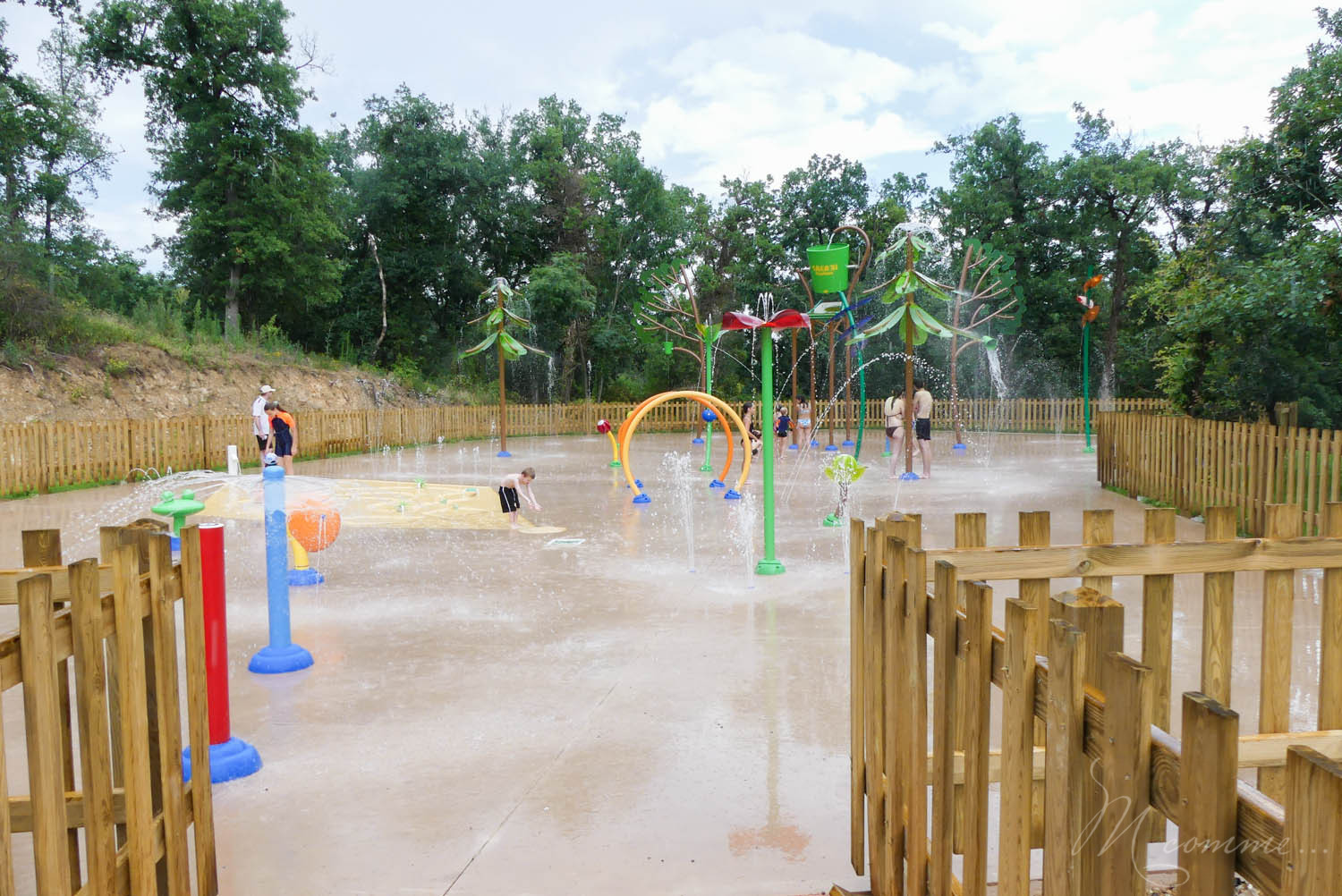 Envie de fraîcheur pour cet été ? Le Safari de Peaugres nous régale avec le Safari Splash : un espace aquatique sans profondeur d'eau ! #peaugres #safaridepeaugres #splash #safarisplash #aquatique #espaceaquatique #jeuxdeau #sortieenfamille #sortie #enfant #ete Safari Splash de Peaugres espace aquatique pour toute la famille