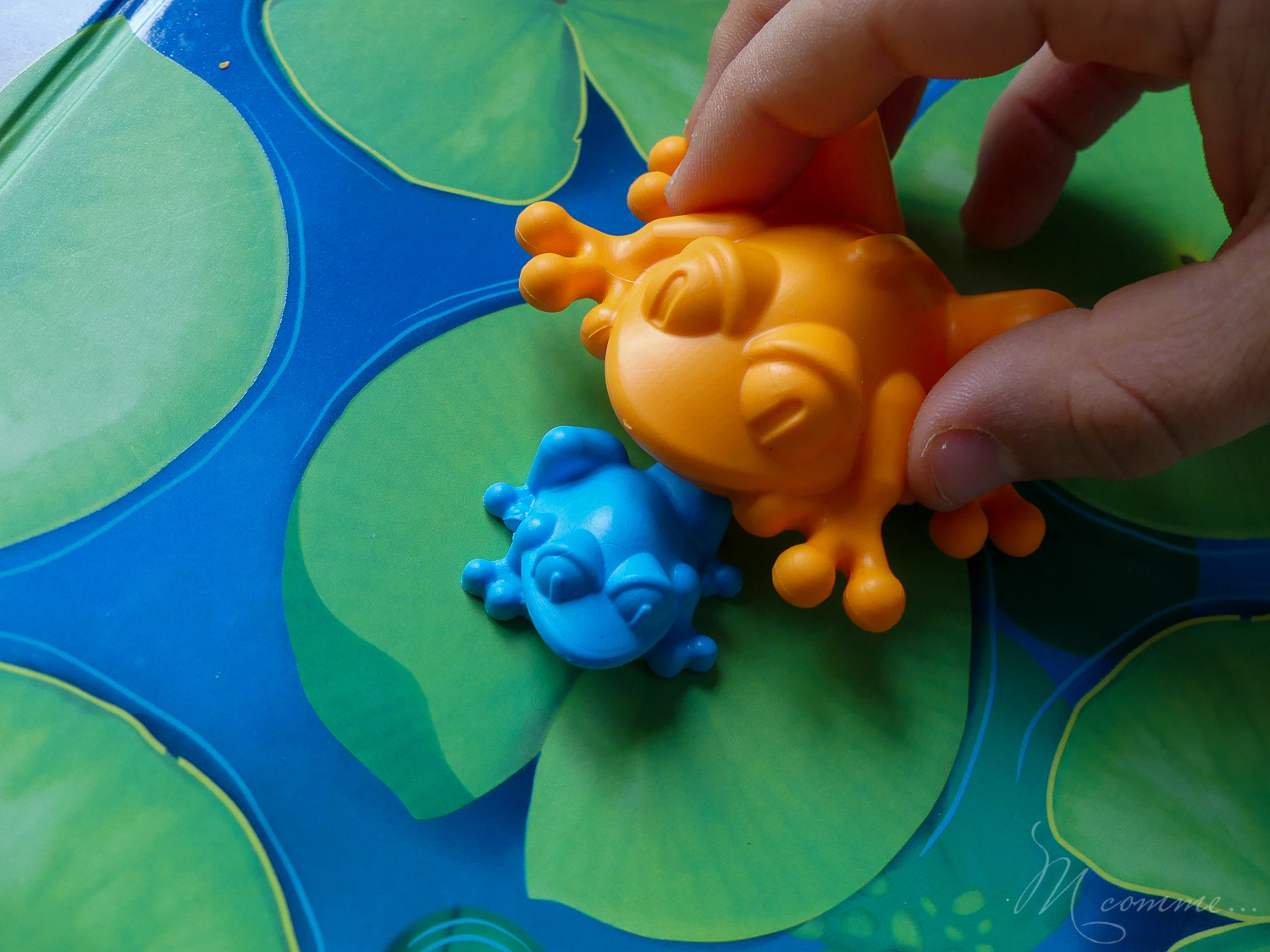 Entre stratégie et retournement de situation, je vous présente L’Odyssée des grenouilles : un jeu familial signé Smartgames pour petits et grands. #odysseedesgrenouilles #smartgames #famille #jeu #familial #jeudesociete #jeudeplateau #enfants  Smartgames jeu Odyssée des grenouilles