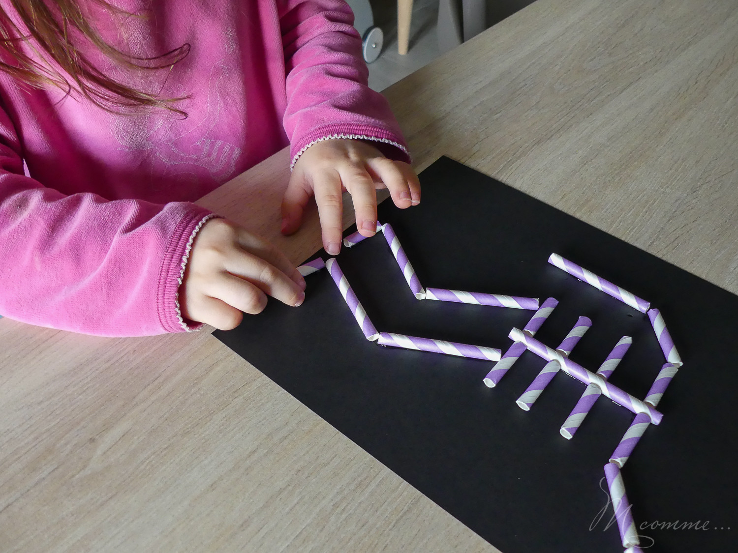 Que serait Halloween sans squelettes ? Nous avons décidé de nous amuser avec une activité très simple : sortez vos pailles ou cotons-tiges ! #squelette #pailles #cotontige #activite #tuto #halloween Squelette Halloween