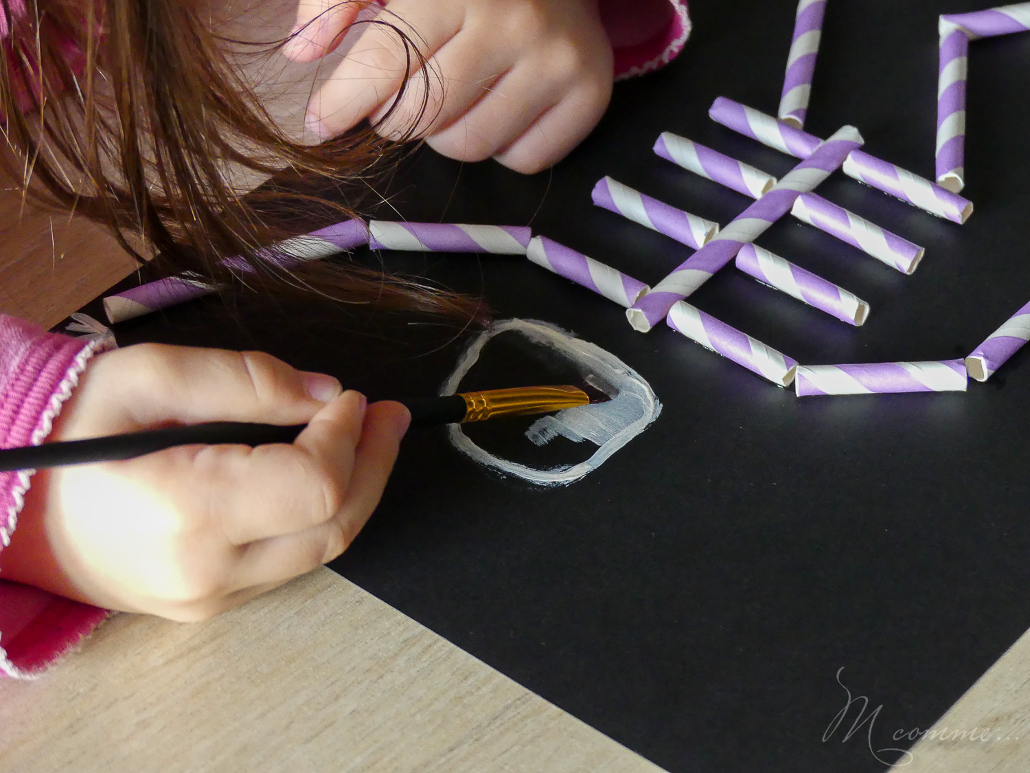 Que serait Halloween sans squelettes ? Nous avons décidé de nous amuser avec une activité très simple : sortez vos pailles ou cotons-tiges ! #squelette #pailles #cotontige #activite #tuto #halloween Squelette Halloween activité enfant