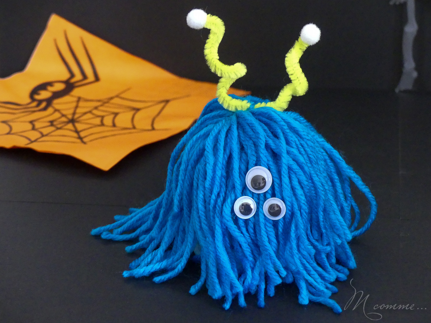 Voici une activité d'Halloween simple avec de la laine et des pompons pour créer des monstres rigolos qui serviront en décoration le soir de la fête ! #halloween #tuto #diy #activite #monstre #laine #pompon #enfants #decoration Tuto Halloween monstre en laine et pompons