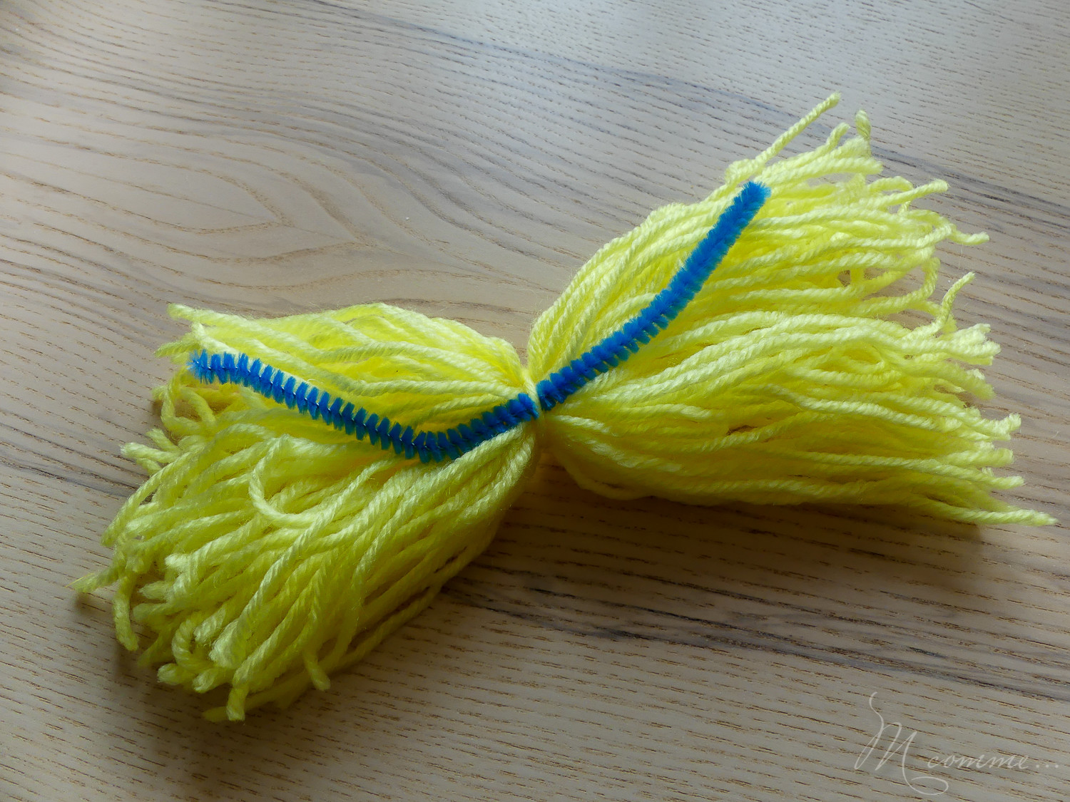 Voici une activité d'Halloween simple avec de la laine et des pompons pour créer des monstres rigolos qui serviront en décoration le soir de la fête ! #halloween #tuto #diy #activite #monstre #laine #pompon #enfants #decoration Tuto Halloween monstre pompons en laine