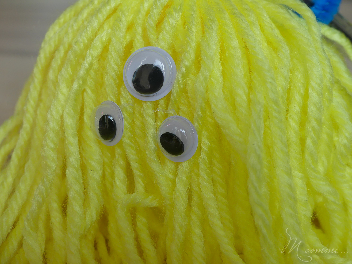 Voici une activité d'Halloween simple avec de la laine et des pompons pour créer des monstres rigolos qui serviront en décoration le soir de la fête ! #halloween #tuto #diy #activite #monstre #laine #pompon #enfants #decoration Tuto Halloween monstre pompon en laine