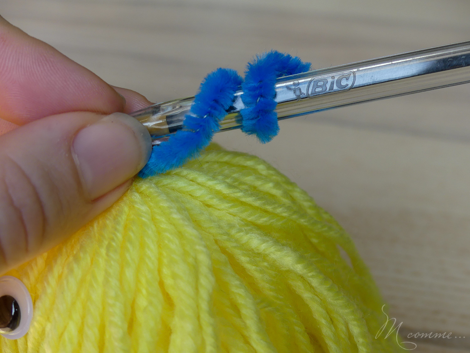 Voici une activité d'Halloween simple avec de la laine et des pompons pour créer des monstres rigolos qui serviront en décoration le soir de la fête ! #halloween #tuto #diy #activite #monstre #laine #pompon #enfants #decoration Tuto Halloween monstre pompon en laine