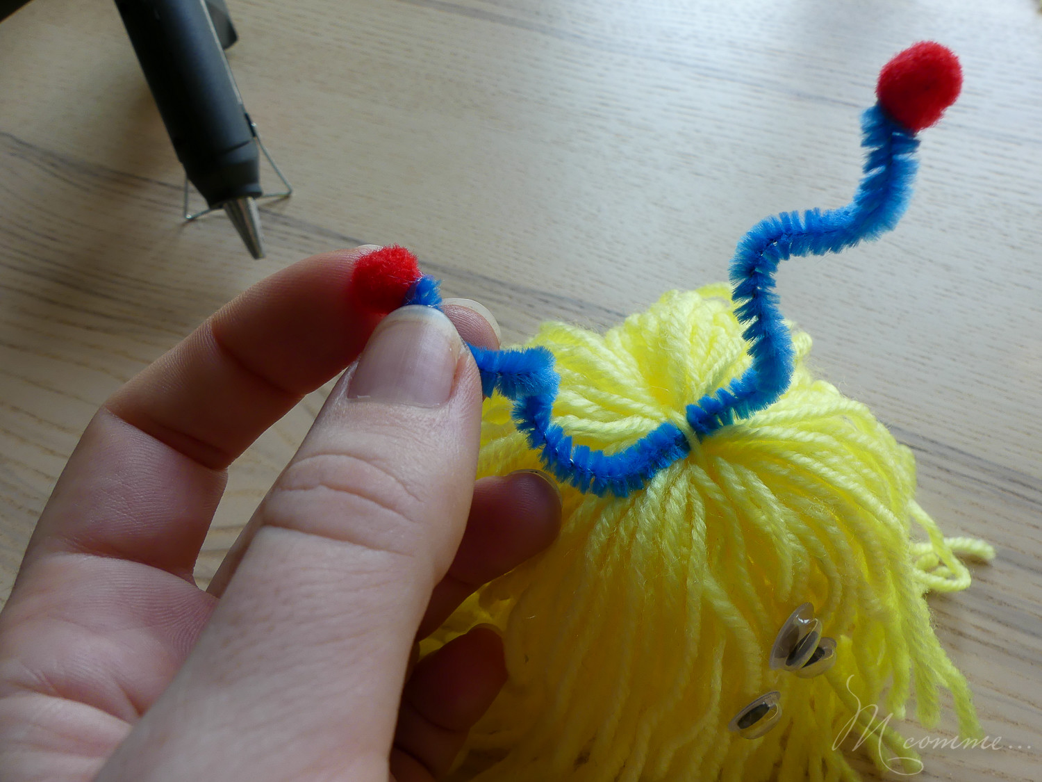 Voici une activité d'Halloween simple avec de la laine et des pompons pour créer des monstres rigolos qui serviront en décoration le soir de la fête ! #halloween #tuto #diy #activite #monstre #laine #pompon #enfants #decoration Tuto Halloween monstre pompon en laine