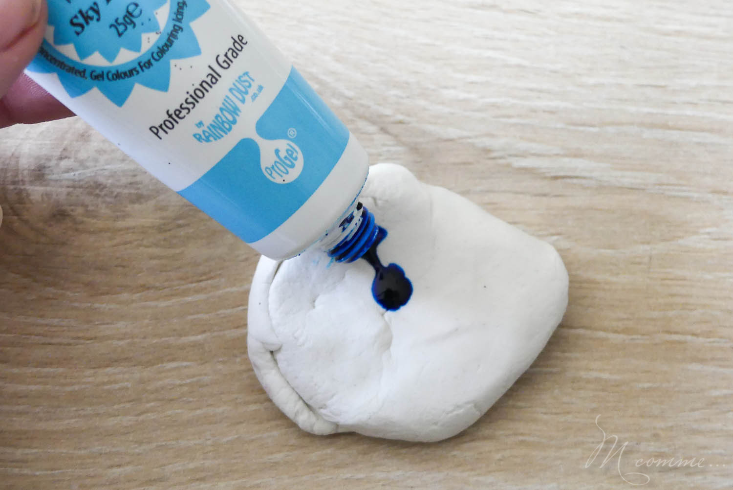 Colorer de la pâte autodurcissante