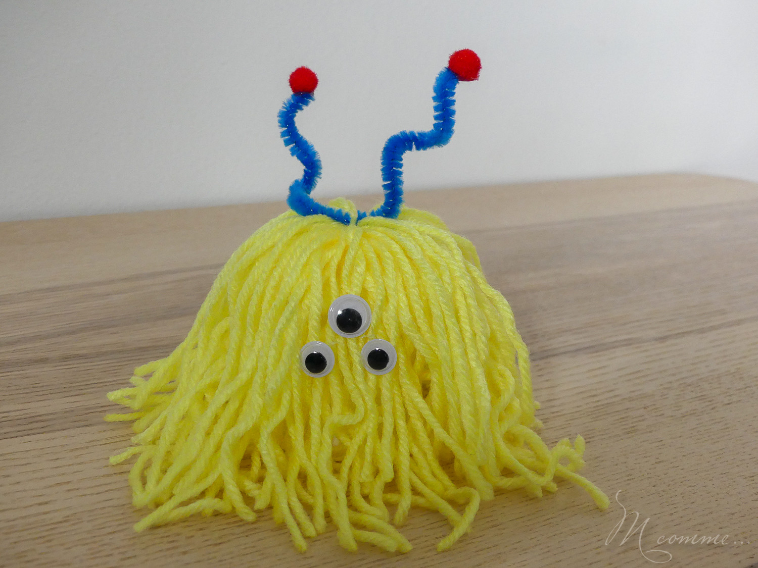 Voici une activité d'Halloween simple avec de la laine et des pompons pour créer des monstres rigolos qui serviront en décoration le soir de la fête ! #halloween #tuto #diy #activite #monstre #laine #pompon #enfants #decoration Tuto monstre Halloween pompon en laine