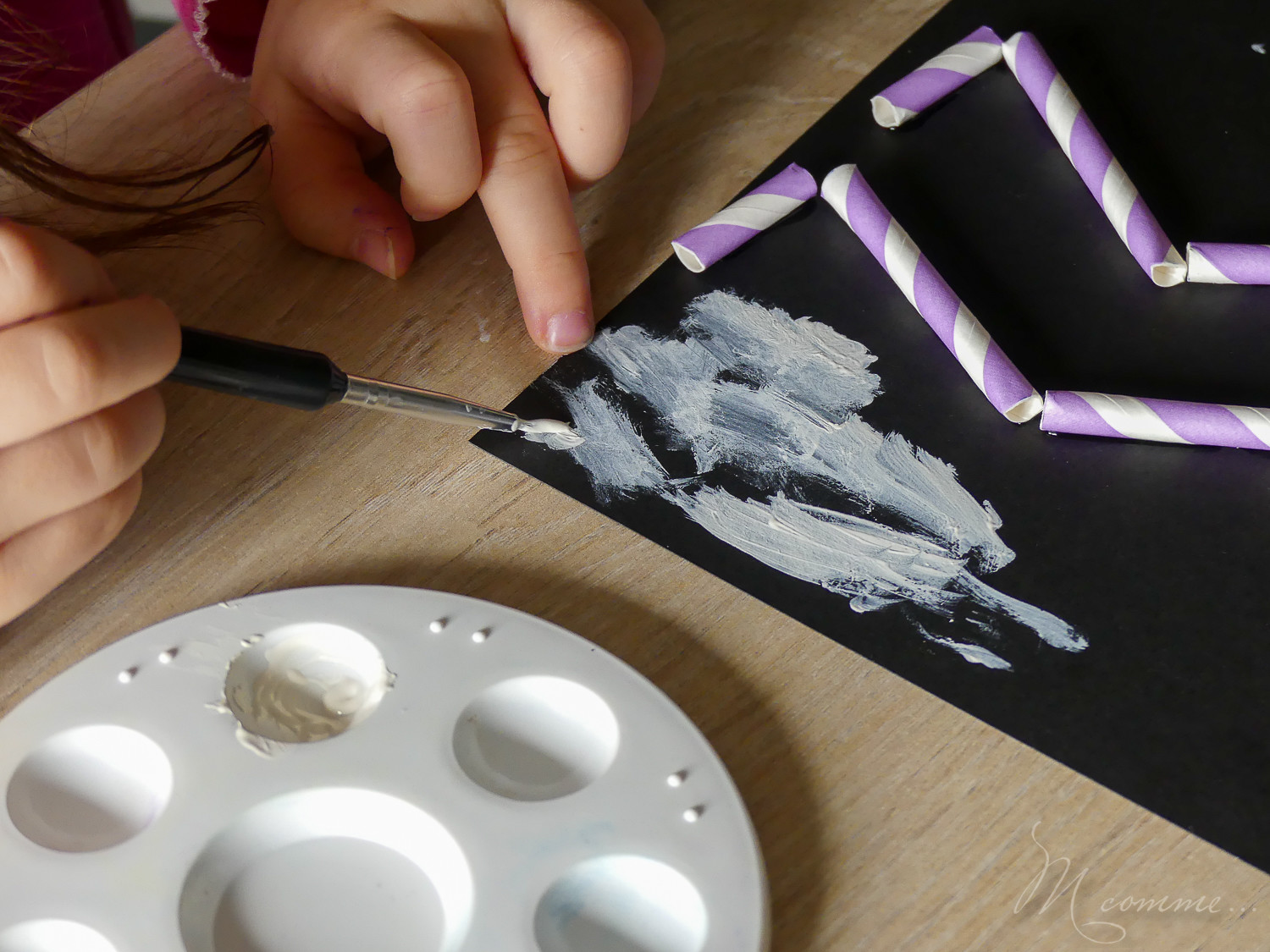 Que serait Halloween sans squelettes ? Nous avons décidé de nous amuser avec une activité très simple : sortez vos pailles ou cotons-tiges ! #squelette #pailles #cotontige #activite #tuto #halloween Activité Halloween enfants