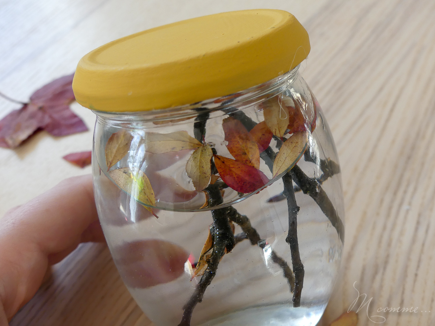 Avec des petites choses ramassées dans la nature, voici une petite activité manuelle d’automne : créer un arbre façon boule à neige ! #automne #activite #diy #tuto #activitemanuelle #feuilles #maternelle Activité manuelle automne feuilles