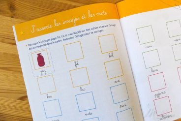 J’ai découvert des jeux et cahiers d’activités pour que les enfants entrent dans la lecture tout en s’amusant. Voici 6 jeux pour apprendre à lire, de façon ludique ! #apprendrealire #lecture #ecriture #cp #apprentissage #lire #alphas #recrealire #bioviva #placote #montessori #educatif #ludique #jeux  Apprendre à lire avec le cahier d'activités Montessori de Larousse