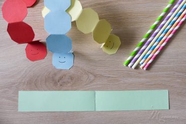 chenille en papier qui avance avec une paille