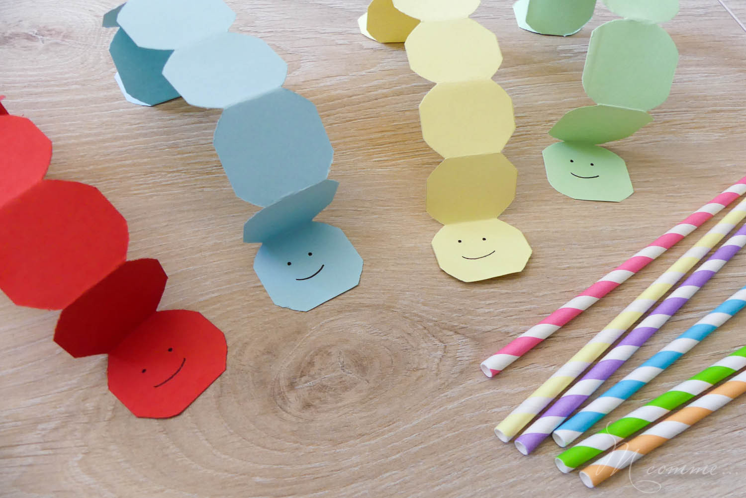 J'ai fabriqué une chenille en papier qui avance toute seule… Enfin, en soufflant dans une paille ! Vos enfants pourront faire des courses de chenilles ! #chenille #chenilleenpapier #tuto #diy #coursedechenilles #tutovideo #paille course de chenilles en papier