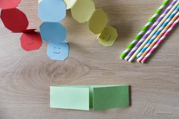 J'ai fabriqué une chenille en papier qui avance toute seule… Enfin, en soufflant dans une paille ! Vos enfants pourront faire des courses de chenilles ! #chenille #chenilleenpapier #tuto #diy #coursedechenilles #tutovideo #paille Chenille en papier qui avance avec une paille