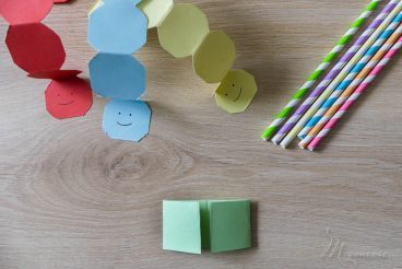 Chenille en papier qui avance avec une paille