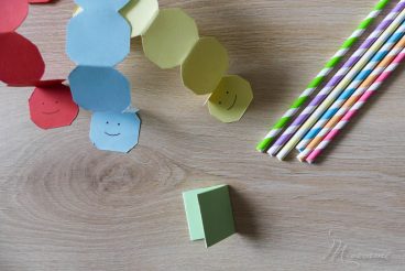 J'ai fabriqué une chenille en papier qui avance toute seule… Enfin, en soufflant dans une paille ! Vos enfants pourront faire des courses de chenilles ! #chenille #chenilleenpapier #tuto #diy #coursedechenilles #tutovideo #paille Chenille en papier qui avance avec une paille
