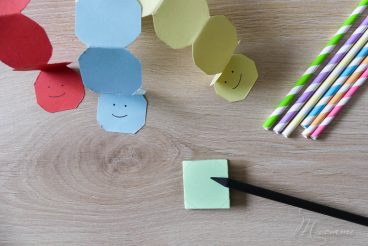 Chenille en papier qui avance avec une paille