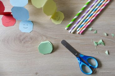J'ai fabriqué une chenille en papier qui avance toute seule… Enfin, en soufflant dans une paille ! Vos enfants pourront faire des courses de chenilles ! #chenille #chenilleenpapier #tuto #diy #coursedechenilles #tutovideo #paille Chenille an papier avec paille