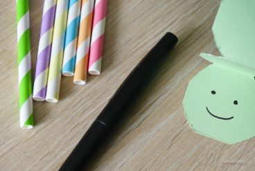 J'ai fabriqué une chenille en papier qui avance toute seule… Enfin, en soufflant dans une paille ! Vos enfants pourront faire des courses de chenilles ! #chenille #chenilleenpapier #tuto #diy #coursedechenilles #tutovideo #paille Chenille en papier