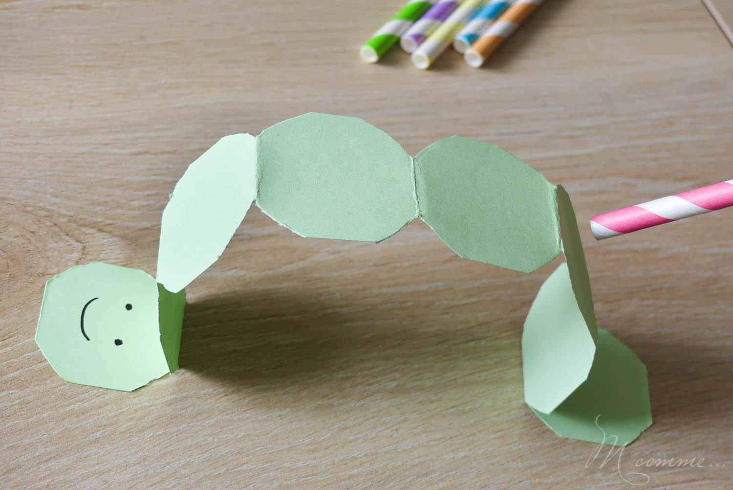 Tuto chenille en papier qui avance avec une paille