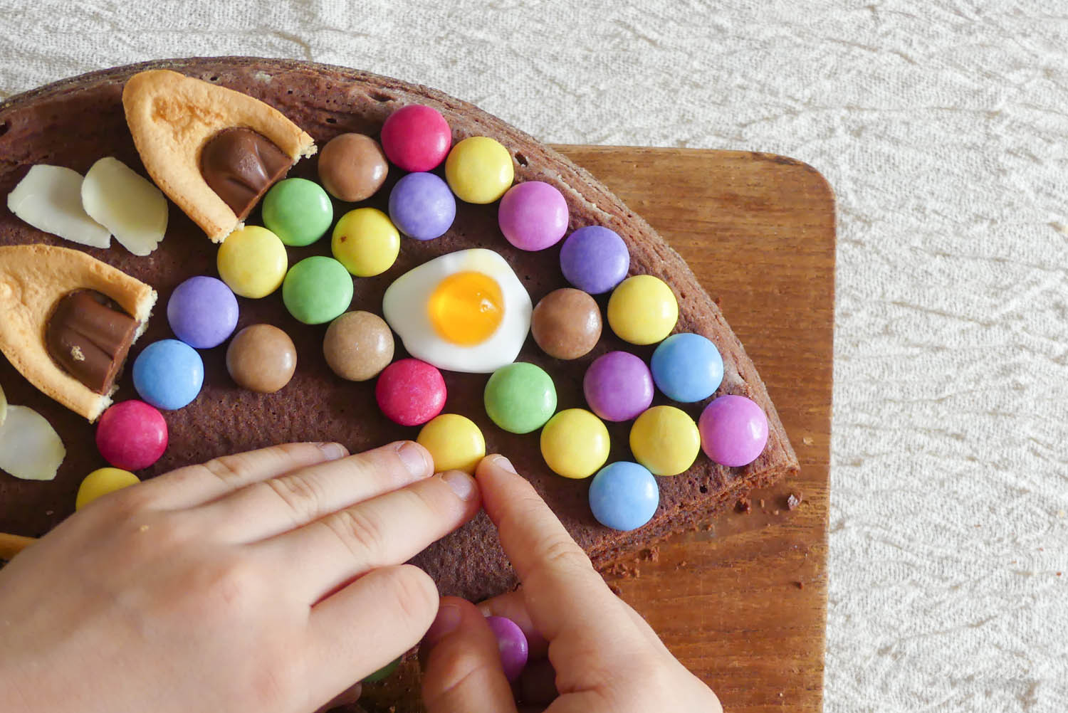 gâteau poisson chocolat arc en ciel avec bonbons