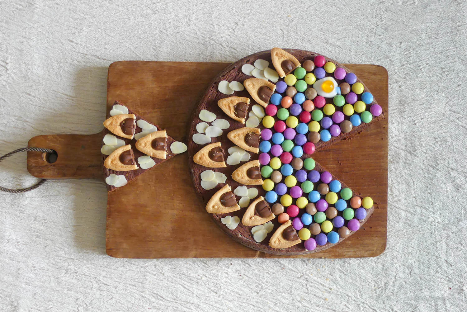 gâteau poisson d'avril arc en ciel avec bonbons