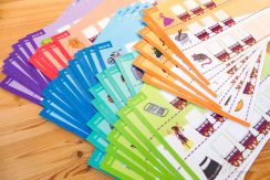 J’ai découvert des jeux et cahiers d’activités pour que les enfants entrent dans la lecture tout en s’amusant. Voici 6 jeux pour apprendre à lire, de façon ludique ! #apprendrealire #lecture #ecriture #cp #apprentissage #lire #alphas #recrealire #bioviva #placote #montessori #educatif #ludique #jeux  Le loto des Alphas pour apprendre à lire et à écrire