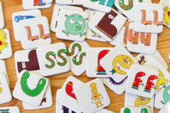 J’ai découvert des jeux et cahiers d’activités pour que les enfants entrent dans la lecture tout en s’amusant. Voici 6 jeux pour apprendre à lire, de façon ludique ! #apprendrealire #lecture #ecriture #cp #apprentissage #lire #alphas #recrealire #bioviva #placote #montessori #educatif #ludique #jeux  Loto des Alphas pour apprendre à lire et écrire