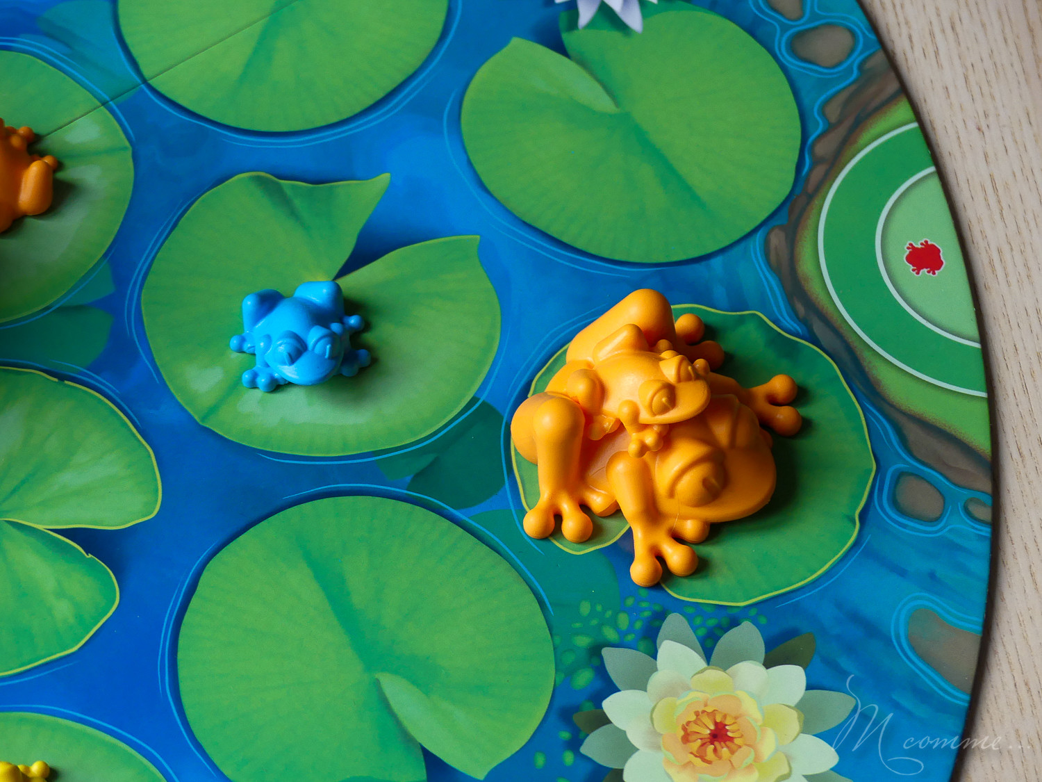 Entre stratégie et retournement de situation, je vous présente L’Odyssée des grenouilles : un jeu familial signé Smartgames pour petits et grands. #odysseedesgrenouilles #smartgames #famille #jeu #familial #jeudesociete #jeudeplateau #enfants  Smartgames Odyssée de sgrenouilles jeu de société enfants