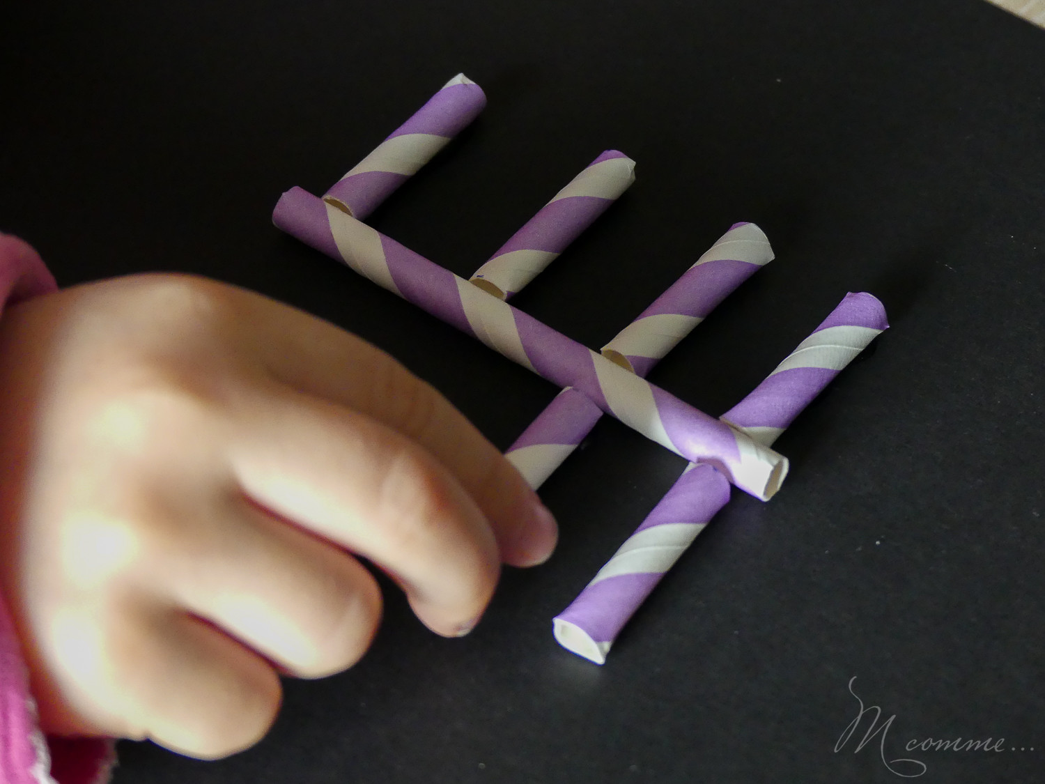 Que serait Halloween sans squelettes ? Nous avons décidé de nous amuser avec une activité très simple : sortez vos pailles ou cotons-tiges ! #squelette #pailles #cotontige #activite #tuto #halloween Squelette activité Halloween avec pailles