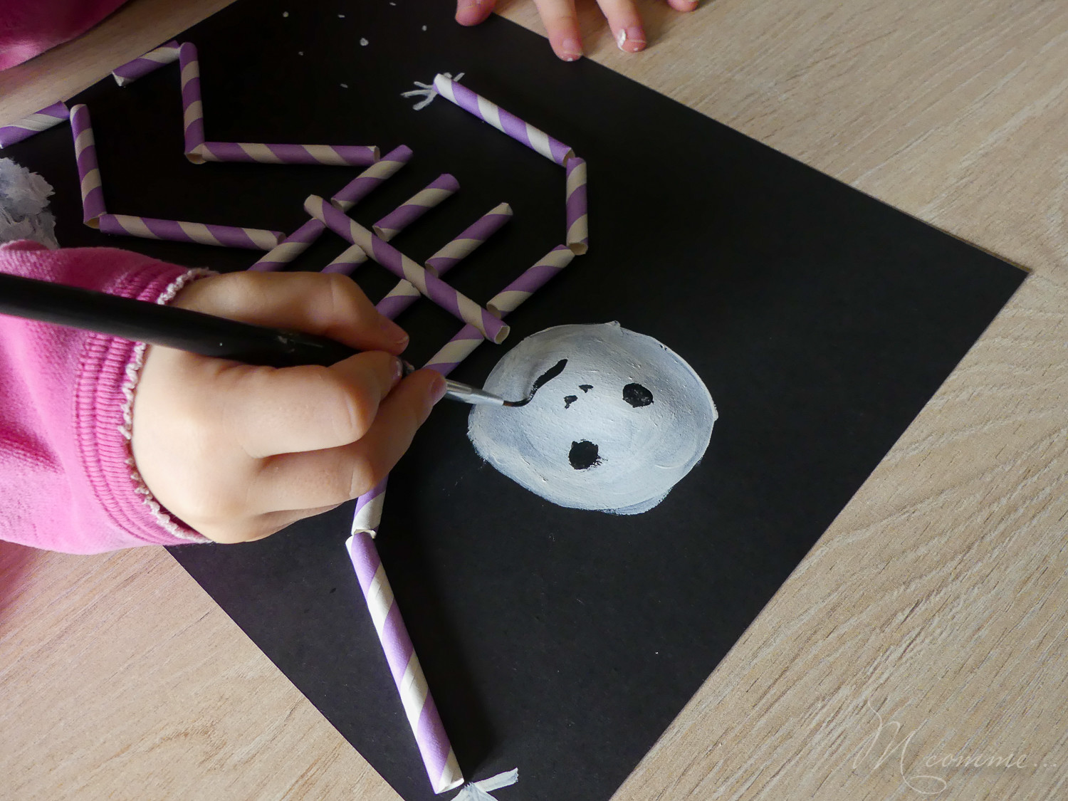 Que serait Halloween sans squelettes ? Nous avons décidé de nous amuser avec une activité très simple : sortez vos pailles ou cotons-tiges ! #squelette #pailles #cotontige #activite #tuto #halloween Squelette Halloween tuto