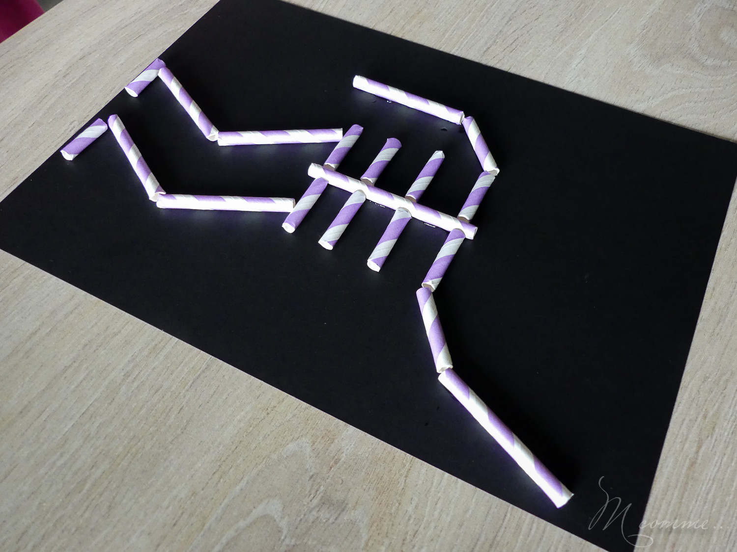 Que serait Halloween sans squelettes ? Nous avons décidé de nous amuser avec une activité très simple : sortez vos pailles ou cotons-tiges ! #squelette #pailles #cotontige #activite #tuto #halloween Squelette paille activité Halloween enfants