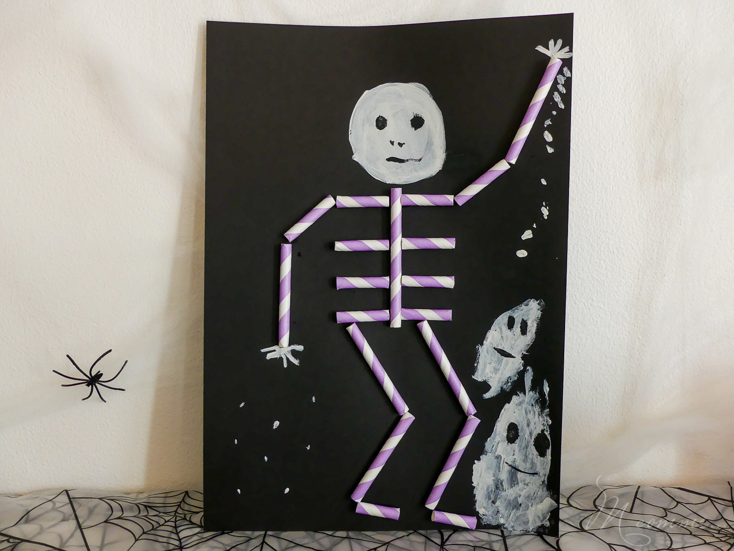 Que serait Halloween sans squelettes ? Nous avons décidé de nous amuser avec une activité très simple : sortez vos pailles ou cotons-tiges ! #squelette #pailles #cotontige #activite #tuto #halloween Squelette paille activité Hallloween