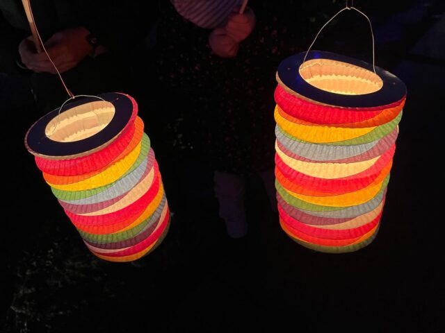 Ces petits riens... #𝒑𝒆𝒕𝒊𝒕𝒔𝒃𝒐𝒏𝒉𝒆𝒖𝒓𝒔⁣⁣⁣⁣⁣⁣
°⁣⁣⁣⁣⁣⁣
*Aller à la soirée des illuminations de la ville et voir leur joie ❤️ 
*Faire des petites activités manuelles sur le thème de Noël avec les enfants ⛄️
*Trouver le temps de dessiner ✍️ 
*Du temps pour moi en allant chez le coiffeur 
°⁣⁣⁣⁣⁣⁣
À vous ! Dites-moi vos petits bonheurs de cette semaine.⁣⁣⁣⁣⁣⁣
°⁣⁣⁣⁣⁣⁣
Le but ? Se focaliser sur des moments positifs de notre semaine juste... parce que ça fait du bien ! Et les partager avec nous 😉⁣.⁣⁣⁣⁣⁣
°⁣⁣⁣⁣⁣⁣
°⁣⁣⁣⁣⁣⁣
#viedeparents #petitsplaisirs #bonheur #famille #ensemble #mamanblogueuse #enfants #viedemaman #lestribuslyonnaises