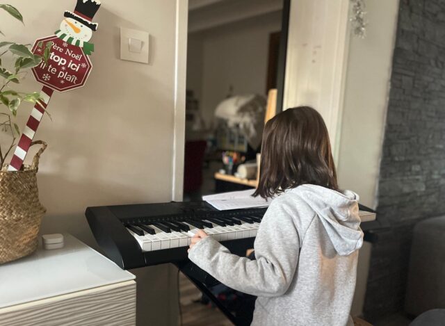 Ces petits riens... #𝒑𝒆𝒕𝒊𝒕𝒔𝒃𝒐𝒏𝒉𝒆𝒖𝒓𝒔⁣⁣⁣⁣⁣⁣
°⁣⁣⁣⁣⁣⁣
*Un goûter jeux de société ♣️
*Les enfants super contents au Noël d’entreprise 🎄
*Me reposer 😴
*Faire du rangement 📦
°⁣⁣⁣⁣⁣⁣
À vous ! Dites-moi vos petits bonheurs de cette semaine.⁣⁣⁣⁣⁣⁣
°⁣⁣⁣⁣⁣⁣
Le but ? Se focaliser sur des moments positifs de notre semaine juste... parce que ça fait du bien ! Et les partager avec nous 😉⁣.⁣⁣⁣⁣⁣
°⁣⁣⁣⁣⁣⁣
°⁣⁣⁣⁣⁣⁣
#viedeparents #petitsplaisirs #bonheur #famille #ensemble #mamanblogueuse #enfants #viedemaman #lestribuslyonnaises