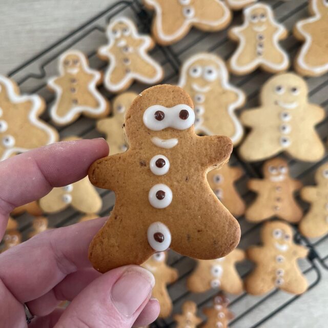 Ces petits riens... #𝒑𝒆𝒕𝒊𝒕𝒔𝒃𝒐𝒏𝒉𝒆𝒖𝒓𝒔⁣⁣⁣⁣⁣⁣
°⁣⁣⁣⁣⁣⁣
*Faire des petits bonhommes en pain d’épice avec mes Loulous ☺️
*Une super soirée entre amis ❤️
*Me préparer pour le réveillon 🎄

Joyeux Noël à tous 🎄🎁
°⁣⁣⁣⁣⁣⁣
À vous ! Dites-moi vos petits bonheurs de cette semaine.⁣⁣⁣⁣⁣⁣
°⁣⁣⁣⁣⁣⁣
Le but ? Se focaliser sur des moments positifs de notre semaine juste... parce que ça fait du bien ! Et les partager avec nous 😉⁣.⁣⁣⁣⁣⁣
°⁣⁣⁣⁣⁣⁣
°⁣⁣⁣⁣⁣⁣
#viedeparents #petitsplaisirs #bonheur #famille #ensemble #mamanblogueuse #enfants #viedemaman #lestribuslyonnaises